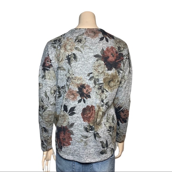3/$30 Live in the Moment Grey Floral Sweater Sz S - Picture 4 of 11